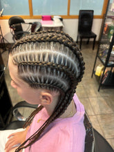 Charger l'image dans la galerie, Coiffures en tresses plaquées
Tresses cornrows ou Tresses plaquées cornrows